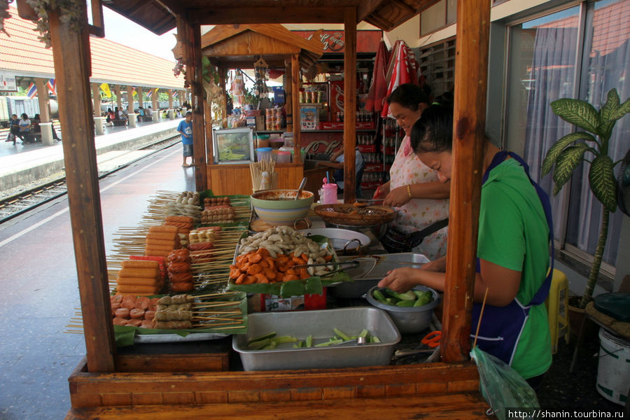 Еду продают прямо на платформе Лоп-Бури, Таиланд