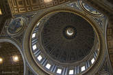 Купол начинал строить Микеланджело, но не достроил. Высота купола 121 метр.
