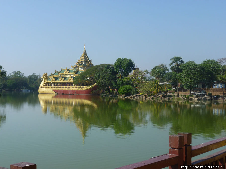Янгон. Озеро Kan Daw Gyi Lake и ресторан Каравейк. Янгон, Мьянма