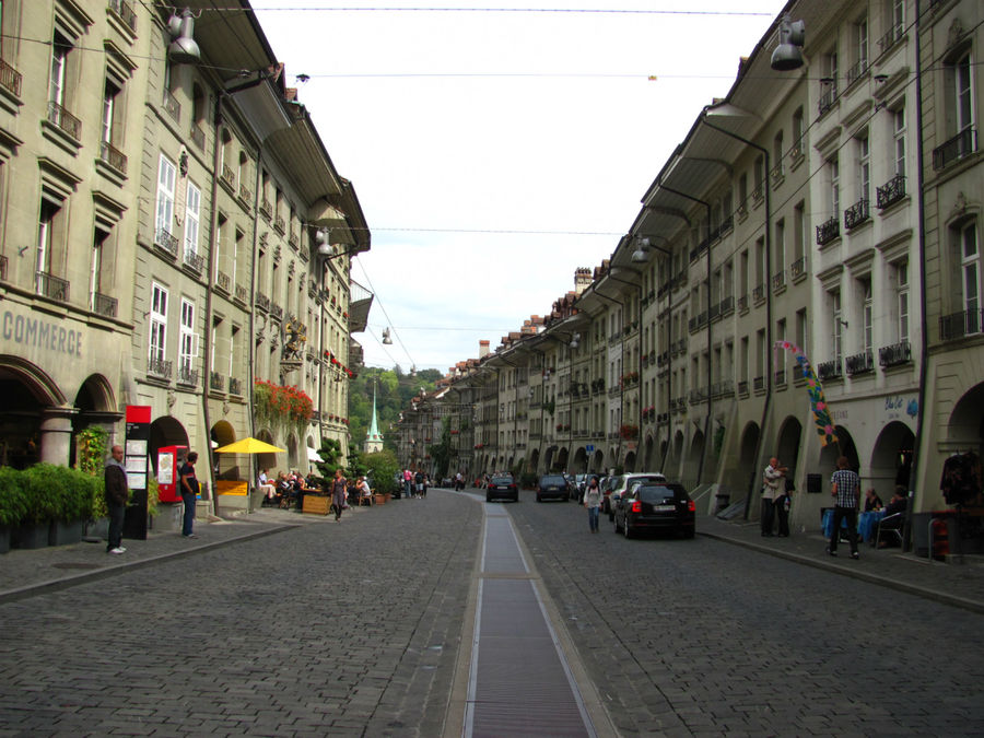 Главная улица города — Крамгассе. Берн, Швейцария