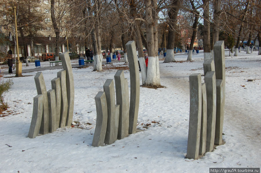 Скульптура против насилия в семье Саратов, Россия