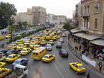 Тесный поток машин в столице Сирии, большинство жёлтые- такси