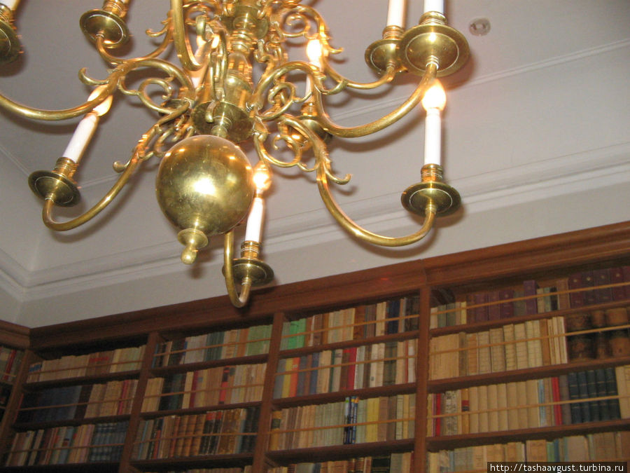 библиотека семейная, которой пользуются и сейчас Чешски-Штернберк, Чехия