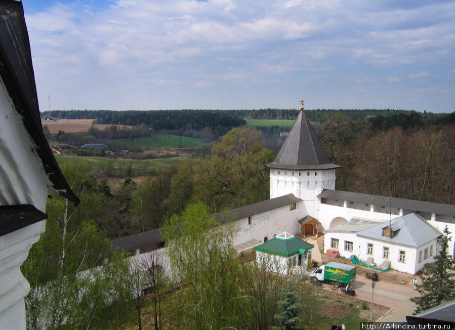 Где звоны колоколов плывут над рекой, российские монастыри Звенигород, Россия