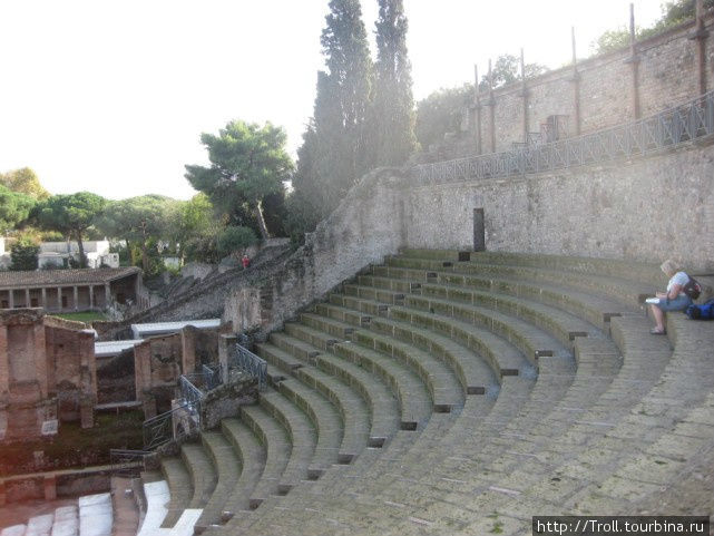 К услугам отдыхающих большой театральный амфитеатр Помпеи, Италия