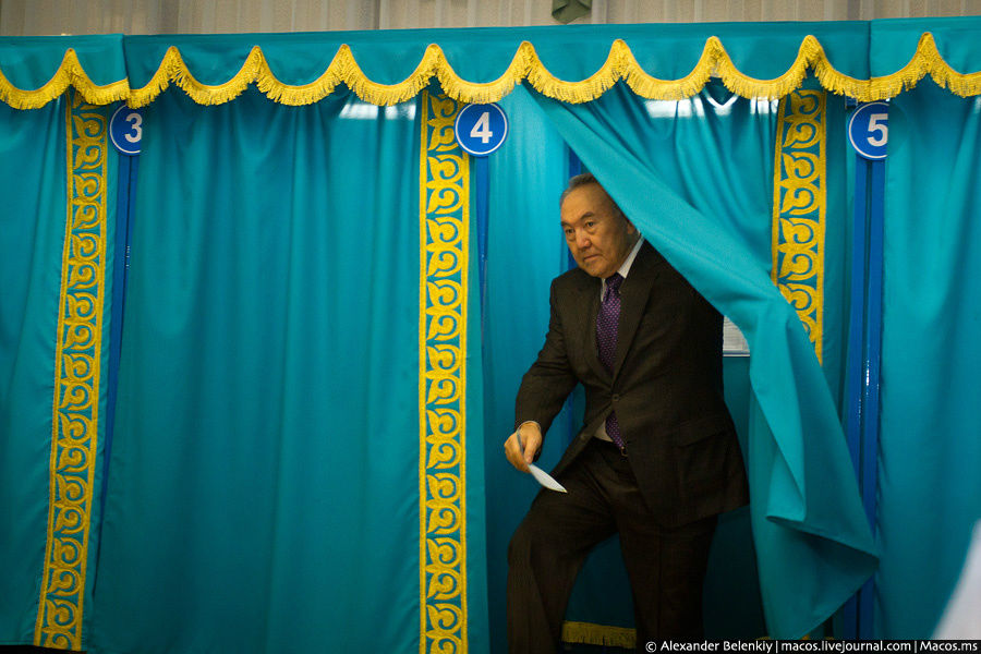 Что интересно, пока Назарбаев выполнял гражданский долг, в соседних кабинках голосовали совершенно обычные люди. Акмолинская область, Казахстан