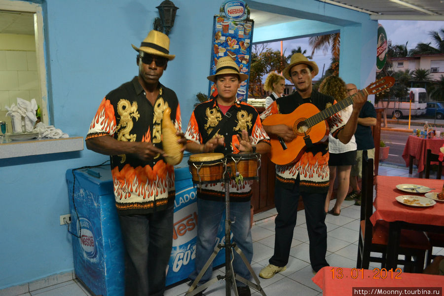 Кубинские музыканты...громкие...веселые...и очень надоедливые Варадеро, Куба