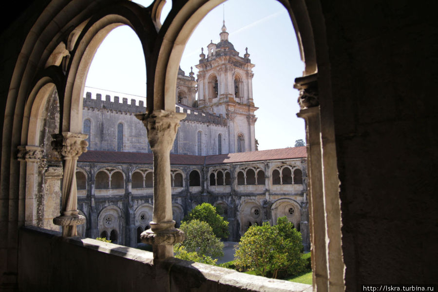 Вид на башню Центрального входа из галереи Диниша 1 Алкобаса, Португалия