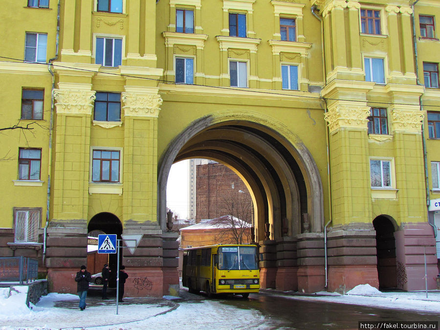 В арке на улице Короленко Харьков, Украина