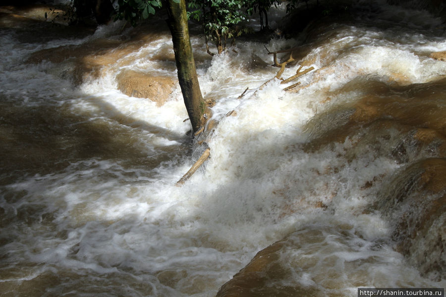 Многоуровневый водопад Тад Сэ Провинция Луангпрабанг, Лаос