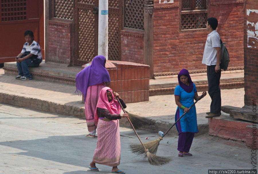 Тетки метут площадь Дурбар, а дядьки за ними приглядывают Непал