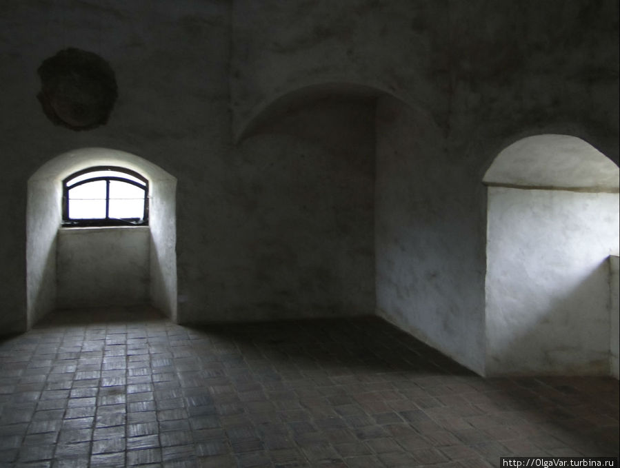 Внутри башни Худерка темно, голо и мрачно Кршивоклат, Чехия