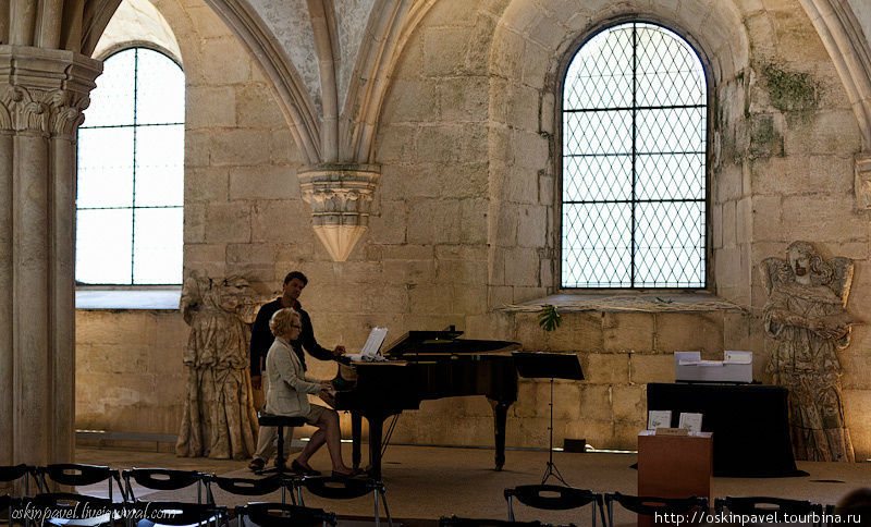 Гуляя по одной из галерей , мы услышали ангельское пение. Пошли на голос и забрели в комнату, где чувак под аккомпанимент рояля совершенно потрясающе исполнял всякие церковные песнопения. Португалия