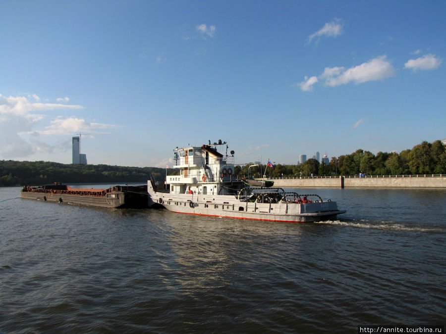 баржа на Москве-реке. Москва, Россия