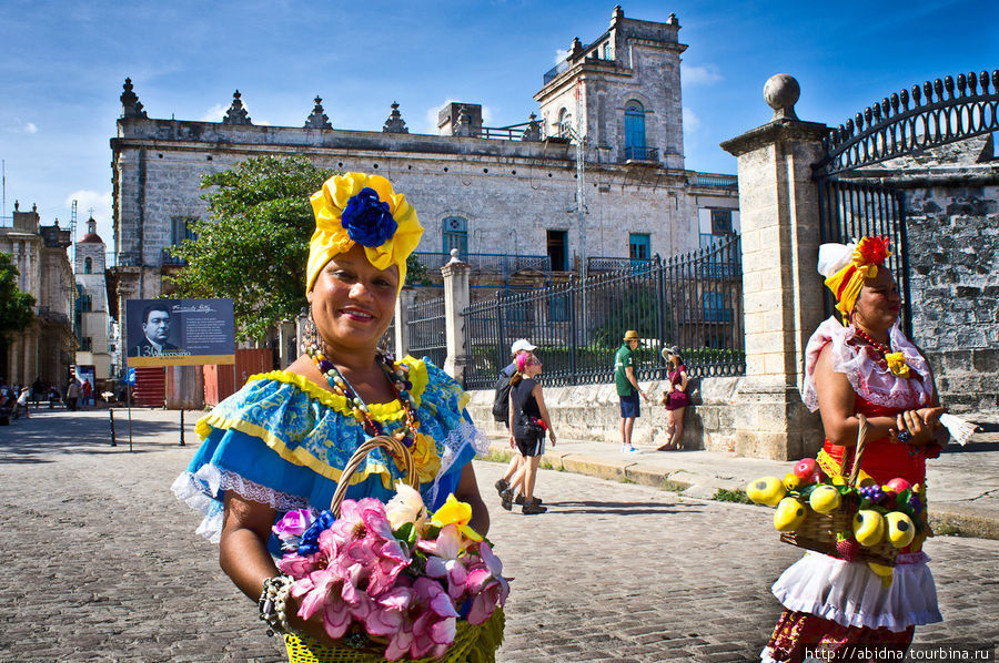 Такие красотки с радостью дадут вам себя сфотографировать или составят компанию на фото всего за 1 кук! Гавана, Куба