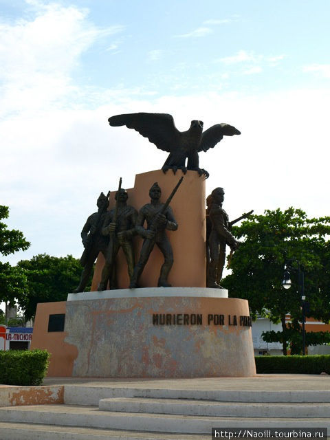 Памятник Детям-героям, а ведет их орел — предводитель индейцев и мексиканцев Мерида, Мексика