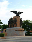 Памятник Детям-героям, а ведет их орел — предводитель индейцев и мексиканцев