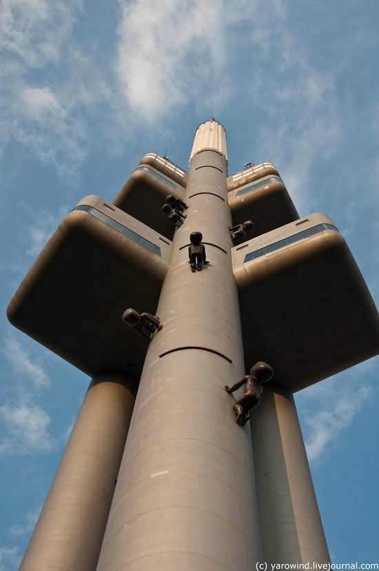 Башня была построена в 1985—1992 годах. Высота — 216 метров, является самым высоким сооружением в Чехии. По виду башня напоминает ракету на пусковой площадке.
Наверху есть обзорная площадка. Прага, Чехия