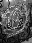 Вензель Великого князя украшал перила Парадной лестницы даже тогда, когда в здании дворца располагался районный комитет Коммунистической партии СССР, также как и орлы с императорскими коронами на люстрах Дубового зала