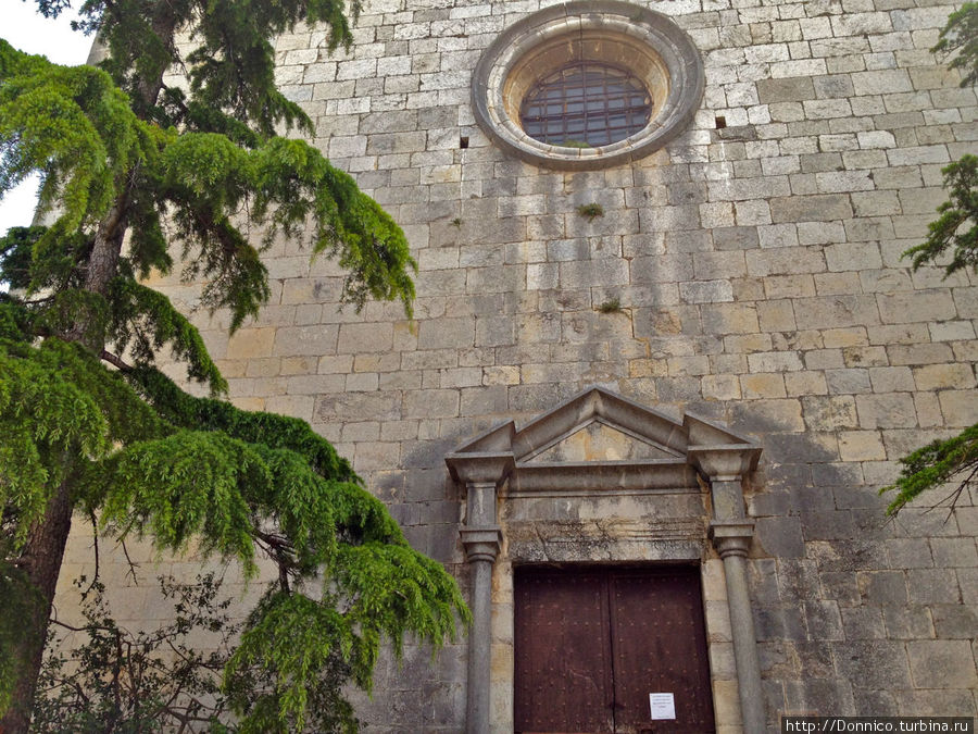 Двери собора тоже были прочно закрыты на замок Пера, Испания