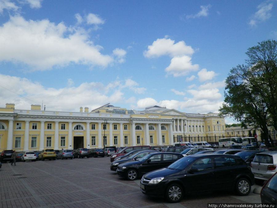 Золотая подсветка Михайловского дворца Санкт-Петербург, Россия