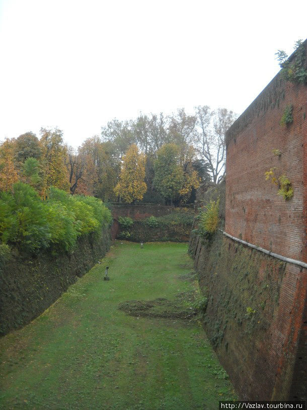 Ров и стены крепости Новара, Италия