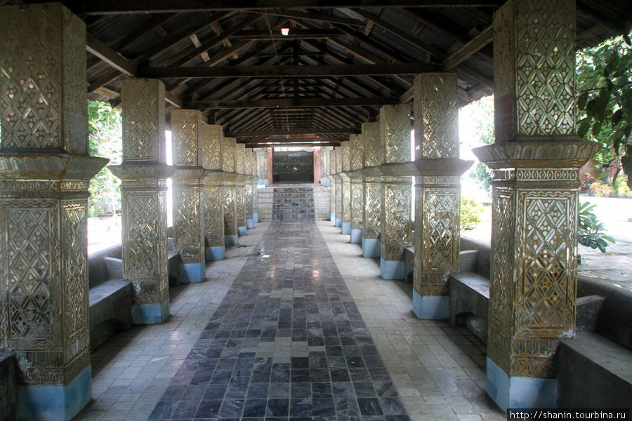 Длинный коридор к входу в пагоду Амарапура, Мьянма