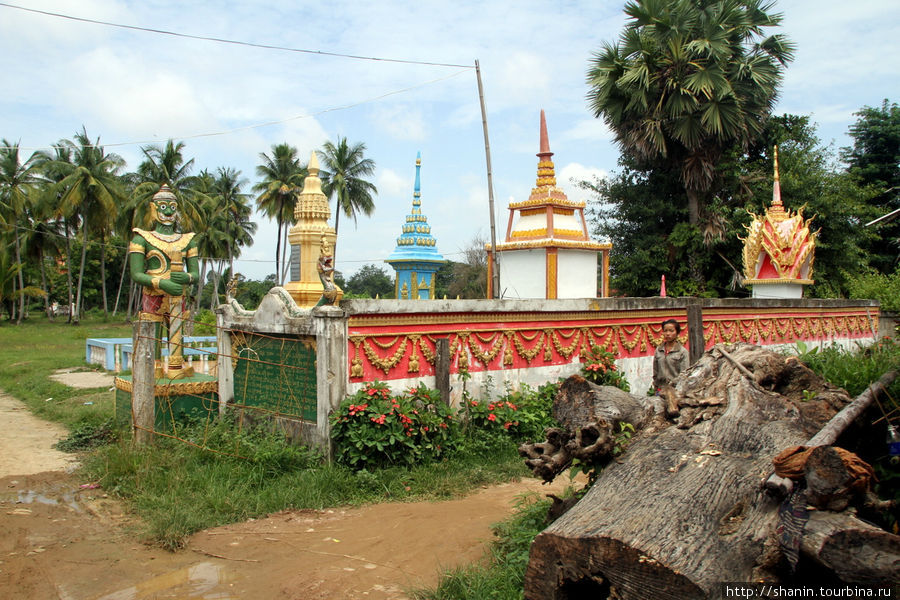 Монастырь у железной дороги Провинция Тямпасак, Лаос