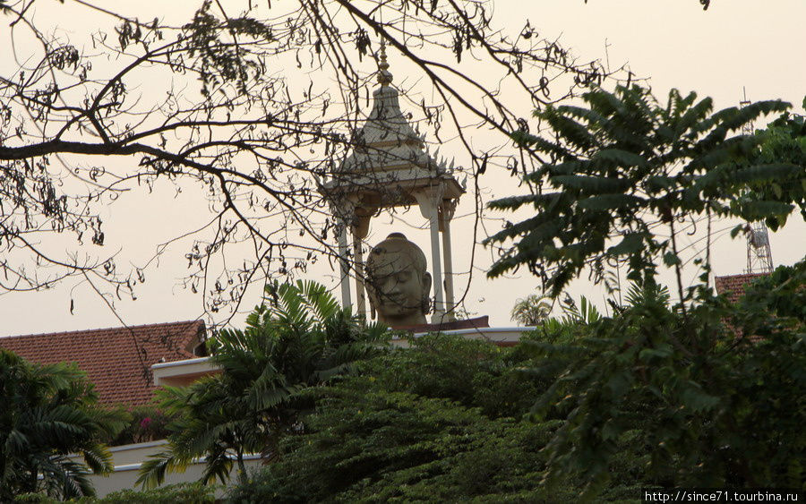 8. Голова Джаявармана VII, великого короля Кхмерской цивилизации, строителя многих сегодняшних достопримечательностей страны Камбоджа