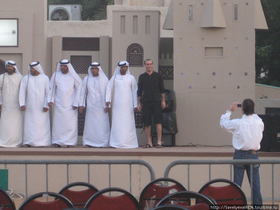Смелые туристы — фото на память... Дубай, ОАЭ