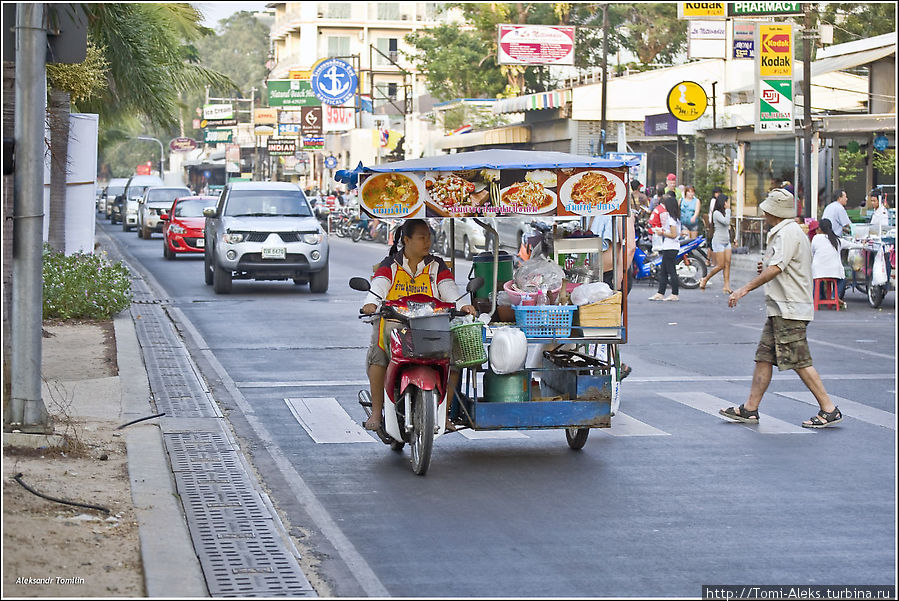 Улицы в Паттайе довольно узкие, но и супер-потока транспорта, как к примеру в Бангкоке, здесь не бывает. На дороге умещаются все: и тук-туки, и мотоциклисты, и такси, и всякого рода тележки местного населения. Общепит здесь передвижной — на колесиках. И это, в принципе, удобно. Хотя мы предпочитали у макашниц (так зовут продавщиц быстрого перекусончика) почти ничего не покупать. Разве что манго и ананасы порезанные ломтиками — мимо фруктов пройти невозможно, слюни текут...
* Паттайя, Таиланд