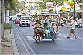 Улицы в Паттайе довольно узкие, но и супер-потока транспорта, как к примеру в Бангкоке, здесь не бывает. На дороге умещаются все: и тук-туки, и мотоциклисты, и такси, и всякого рода тележки местного населения. Общепит здесь передвижной — на колесиках. И это, в принципе, удобно. Хотя мы предпочитали у макашниц (так зовут продавщиц быстрого перекусончика) почти ничего не покупать. Разве что манго и ананасы порезанные ломтиками — мимо фруктов пройти невозможно, слюни текут...
*