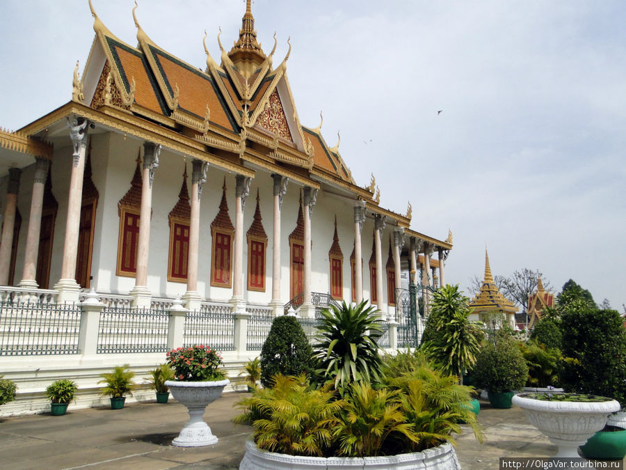 Одно из зданий королевского комплекса. Запомнить все названия и их предназначение просто невозможно Пномпень, Камбоджа