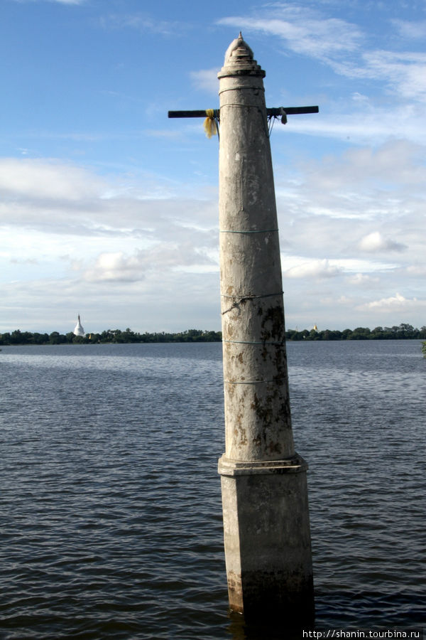 Столб торчит из воды недалеко от моста Амарапура, Мьянма