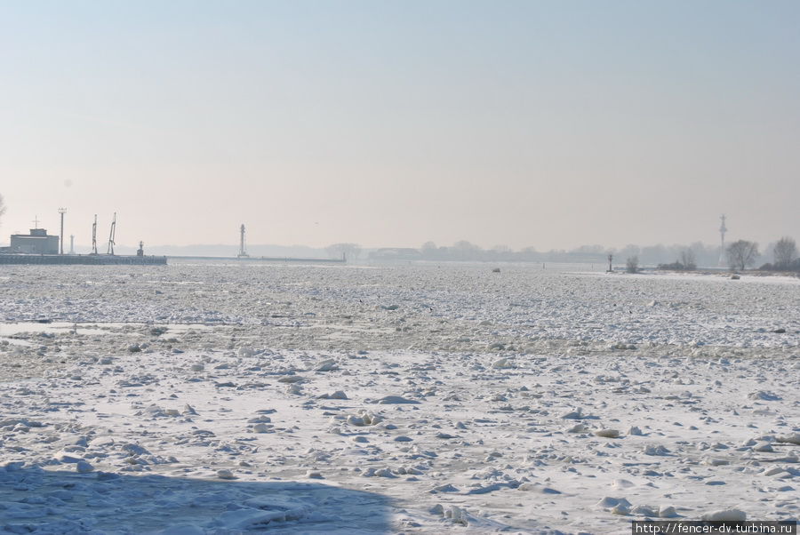 Впереди за маяком начинается Балтийское море Балтийск, Россия