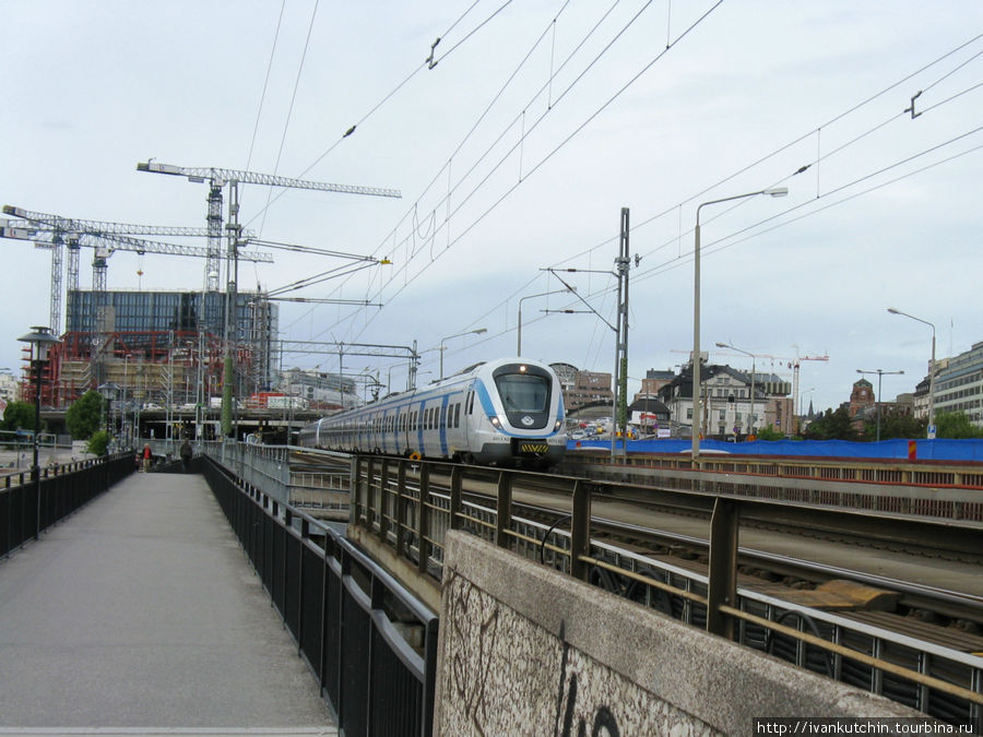 Городская эклектика — рядом со Старым городом проносятся современные поезда... Стокгольм, Швеция