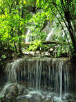 Водопады расположены совсем рядом с жилыми домами майа