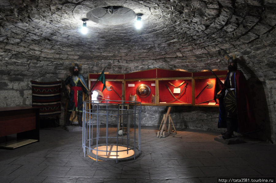 Внутри на каждом этаже составлены небольшие экспозиции, представляющие  старинные предметы искусства, и воспроизведенные сцены из древней жизни. Баку, Азербайджан