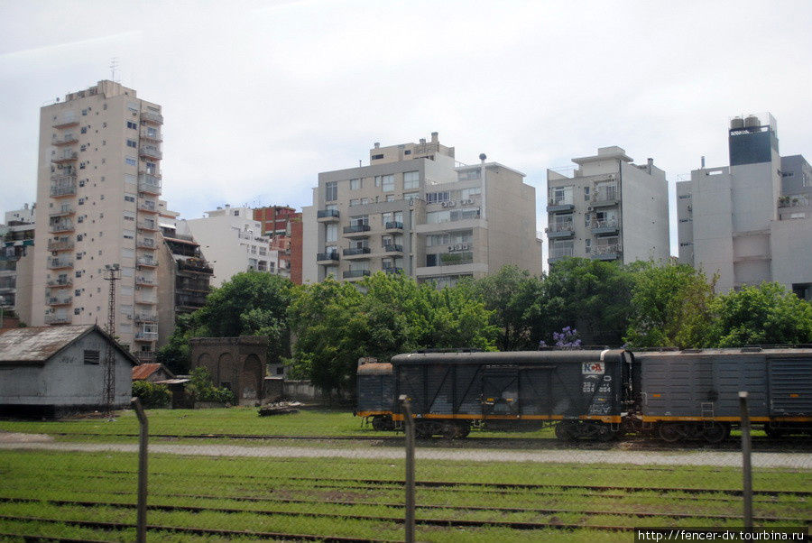 По мере удаления от центра начинают появляться простые многоэтажные, но в целом аккуратные и новые дома Буэнос-Айрес, Аргентина