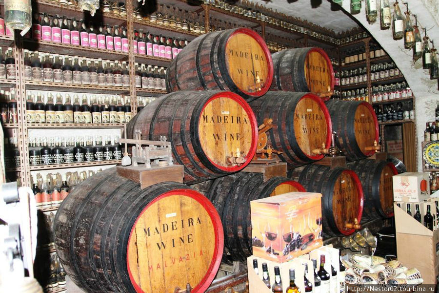 Магазин сувениров и винный погреб. Регион Мадейра, Португалия