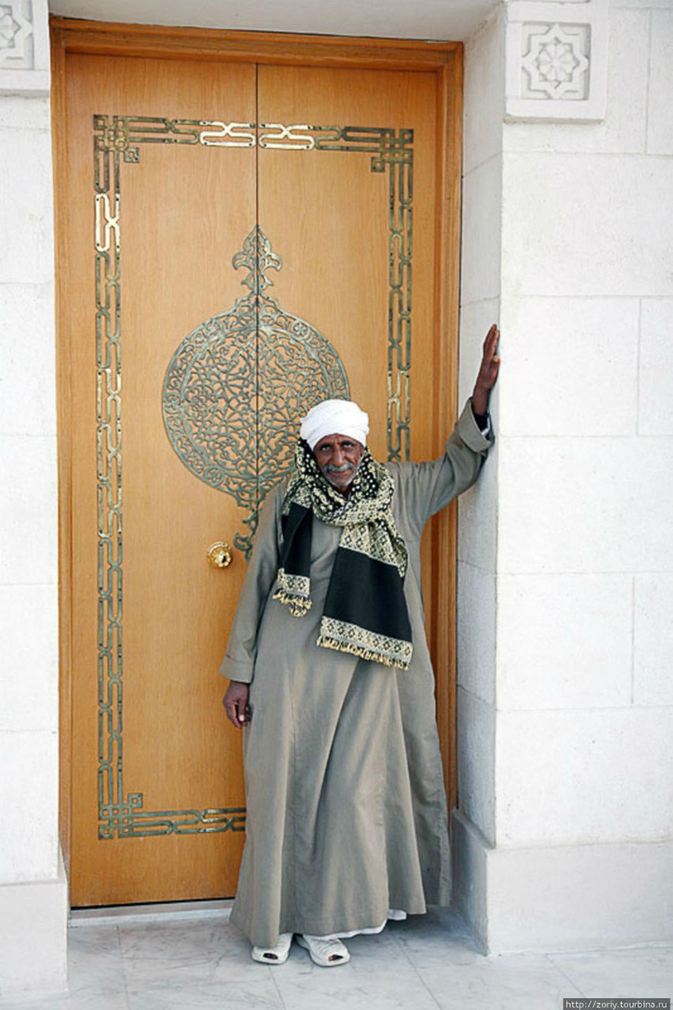 У входа в мечеть.