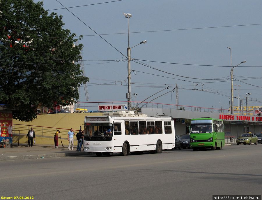 проспект Людвига Свободы, остановка Торговый комплекс Харьков, Украина