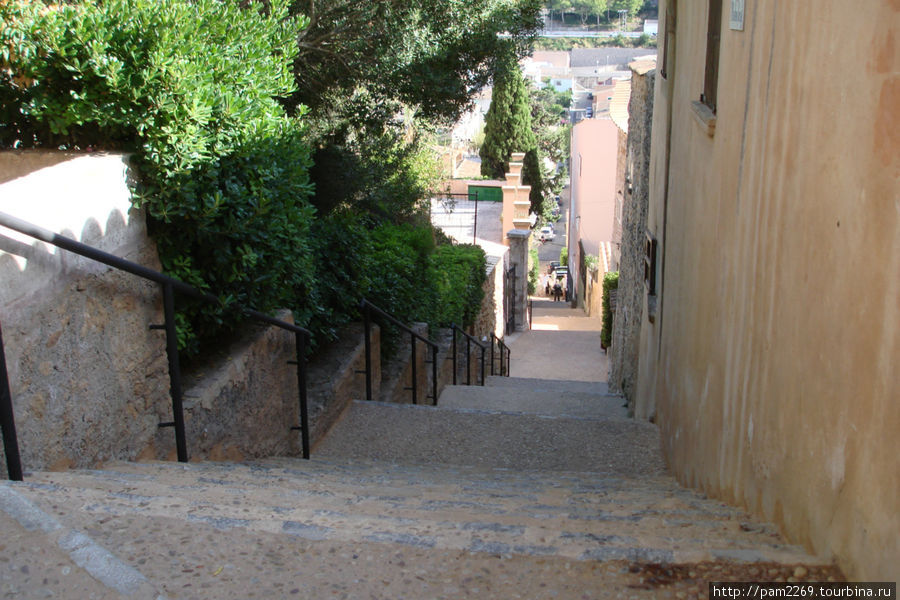 Крутая лестница, спуск в центр города Капдепера, остров Майорка, Испания