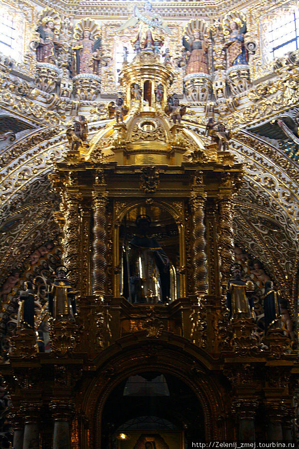Внутри доминиканского собора Пуэбла, Мексика