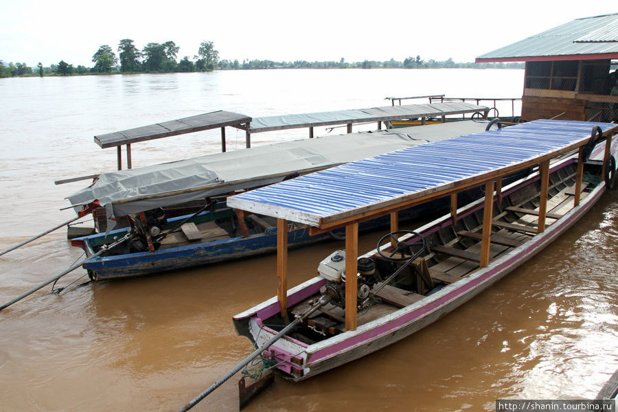 Лодки у пристани в Накасонге Провинция Тямпасак, Лаос