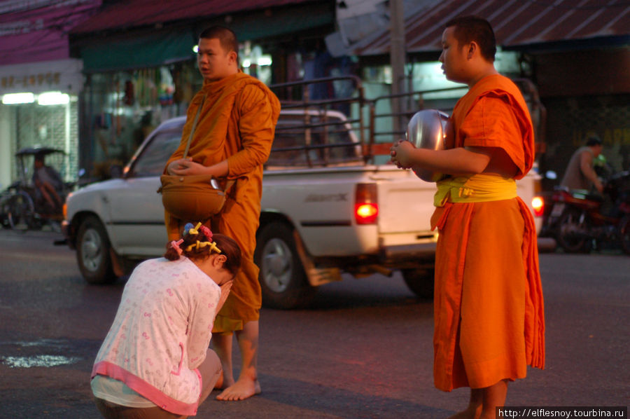 Женщинам важно помнить, что ни в коем случае нельзя дотрагиваться до монаха рукой Чиангмай, Таиланд