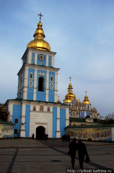 Главный вход в обитель. Колокольня и Святые ворота Киев, Украина