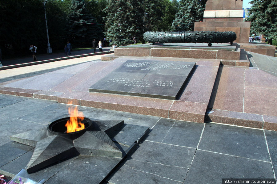 Вечный огонь перед памятникам жертвам Гражданской войны в Вогограде Волгоград, Россия