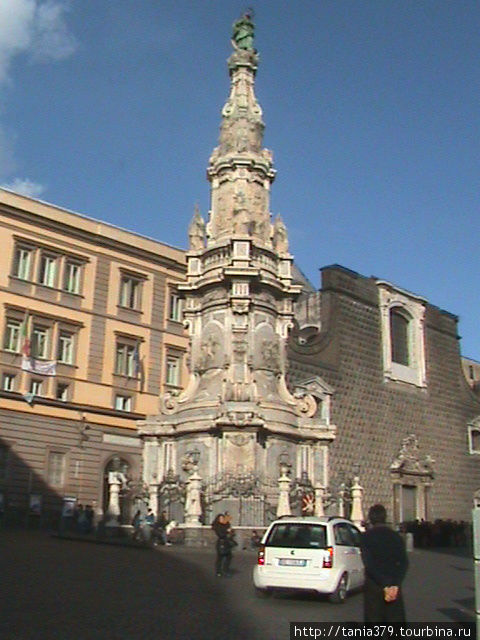 Площадь Джезу Нуово -это входная дверь в само сердце исторического центра.В центре площади-шпиль церкви Иммаколата. Неаполь, Италия