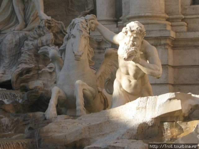 Известный мотив с трубящим в рог морским жителем и конем Рим, Италия